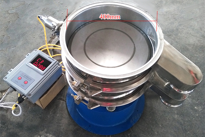 小型振動(dòng)篩采用彈跳球?yàn)榍寰W(wǎng)裝置,清網(wǎng)效果好。