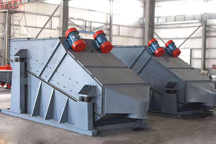 ZSG礦用振動篩采用雙電機振動，電機位置安裝在頂部，便于更好的傳遞振動力。