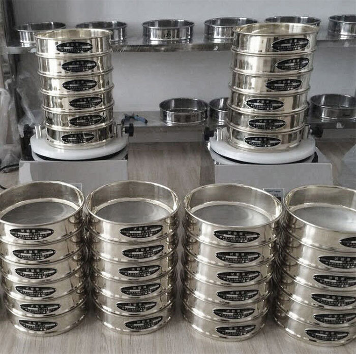 試驗(yàn)篩采用SUS403不生銹材質(zhì)，篩框壁厚0.6mm經(jīng)久耐用不變形，可耐400°高溫，可用于無機(jī)，有機(jī)溶液。